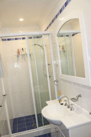 Dusche, Haartrockner, Handtücher, Seife