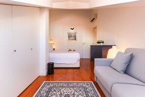 2 bedrooms, WiFi, bed sheets - JOIVY Bold & classy 2BR apt w/balcony in Baixa, moments from shopping streets (Lisbon)