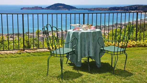 A table set for two with a view of the sea and a distant island. - Il Casale, elegant villa with stunning sea views (Formia)