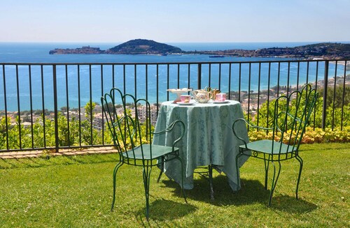 Il Casale, elegant villa with stunning sea views