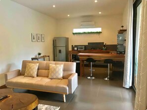 En 42-tommers Flatskjerm-TV med kabel-kanaler samt TV