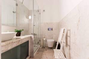 Duschwanne, Haartrockner, Bidet, Handtücher