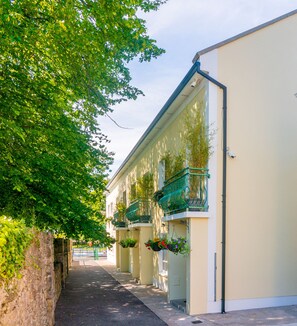 Exterior - Three bedroom self catering houses located overlooking the waterfront (Carrick-On-Shannon)