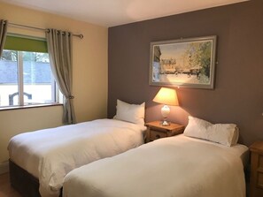 3 chambres, fer et planche à repasser, Wi-Fi, draps fournis