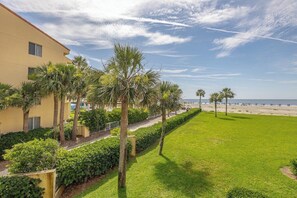 A hotel with a pool area, palm trees, and a view of the beach. - Enjoy Full Resort Access and Ocean Views at KP247! (Saint Simons Island)