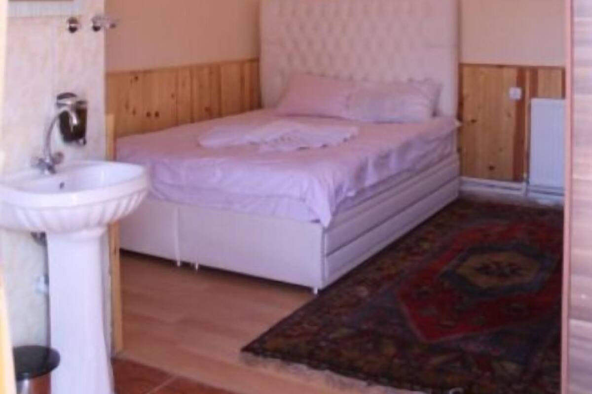 Habitación triple básica | Ropa de cama de alta calidad, tabla de planchar con plancha, wifi gratis