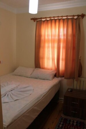 Habitación triple básica | Ropa de cama de alta calidad, tabla de planchar con plancha, wifi gratis