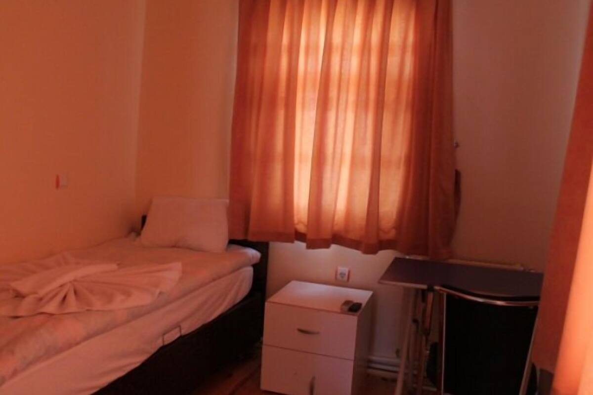 Habitación individual básica | Ropa de cama de alta calidad, tabla de planchar con plancha, wifi gratis