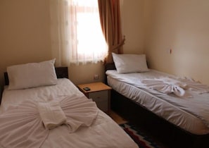 Habitación triple básica | Ropa de cama de alta calidad, tabla de planchar con plancha, wifi gratis