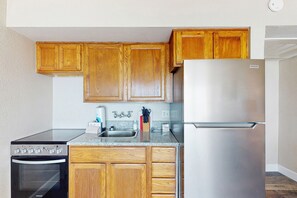 Réfrigérateur, four à micro-ondes, un four, surface de cuisson