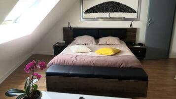 1 slaapkamer, een strijkplank/strijkijzer, wifi, beddengoed