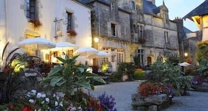 Les locations du puits au pied du chateau de Rochefort