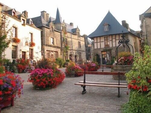 Les locations du puits au pied du chateau de Rochefort