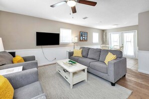 TV - Three bedroom home, shared pool, steps to beach (Saint Simons Island)
