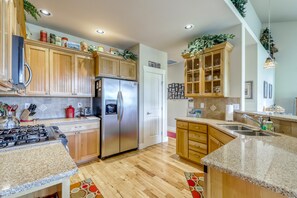 Refrigerador, microondas, horno y parrilla de estufa 