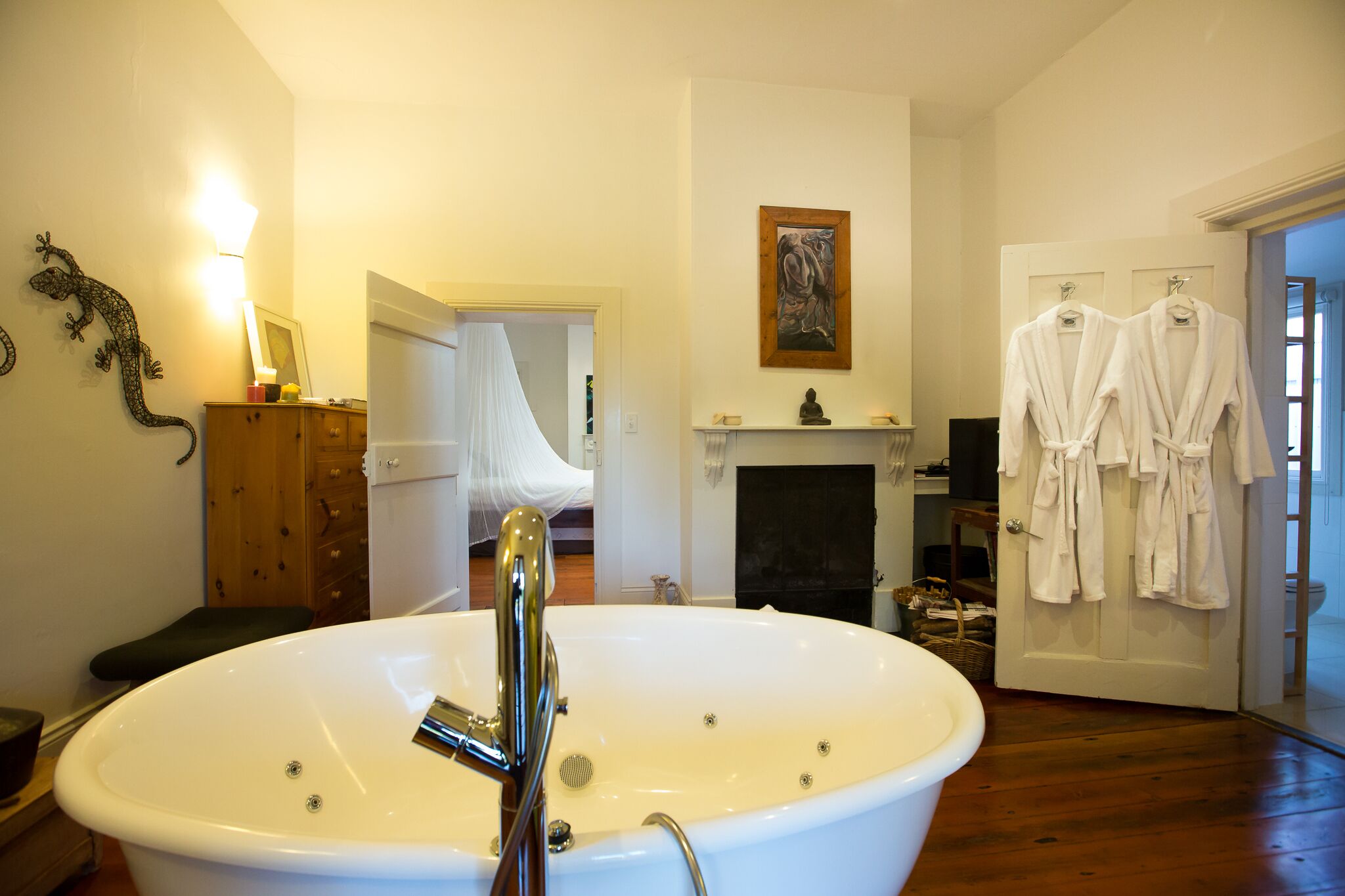 Baignoire à jets, sèche-cheveux, serviettes fournies, savon