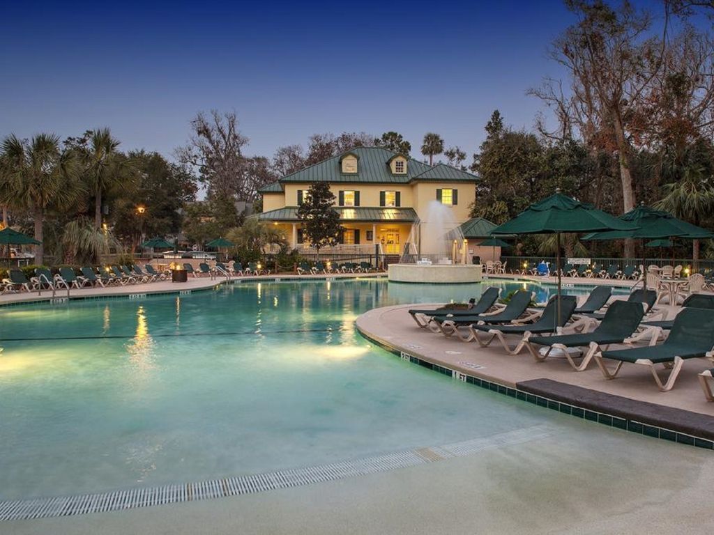 Een buitenzwembad, een verwarmd zwembad