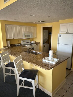 Kjøleskap, mikrobølgeovn, ovn og kokeplater