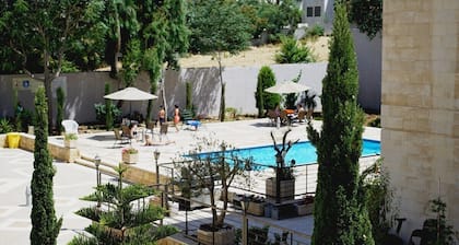 Sleek & Cozy Apartment with Pool & Patio In Abdoun