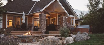Wildhorse Chalet on Grand Elk - with hot tub!