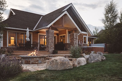 Wildhorse Chalet on Grand Elk - with hot tub!