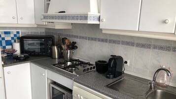 Frigorífico, microondas, horno y lavavajillas