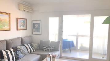 Een televisie en boeken