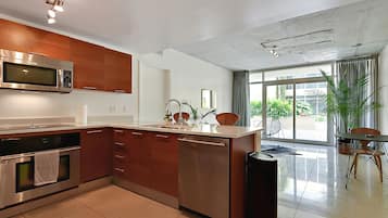 Kjøleskap, mikrobølgeovn, ovn og kokeplater