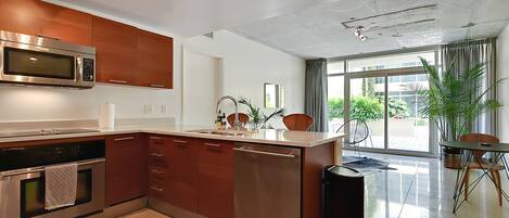 冰箱、微波炉、烤箱、炉灶