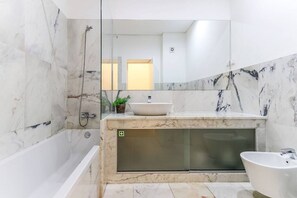 Bañera con ducha, secador de pelo, bidet, toallas