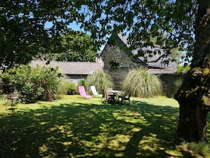 Outdoor dining - The castle moat in the city center (rochefort en terre)