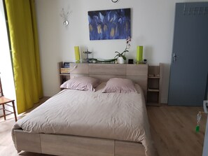 1 bedroom, iron/ironing board, WiFi, bed sheets - The castle moat in the city center (rochefort en terre)
