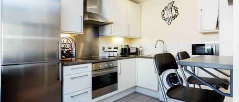 Geladeira, micro-ondas, fogão, cooktop