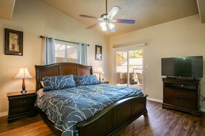 4 bedrooms, desk, iron/ironing board, travel crib - Spacious NE home w/Spa-5 min from Breweries, Balloon Fiesta Park, Hiking/Biking (Albuquerque)
