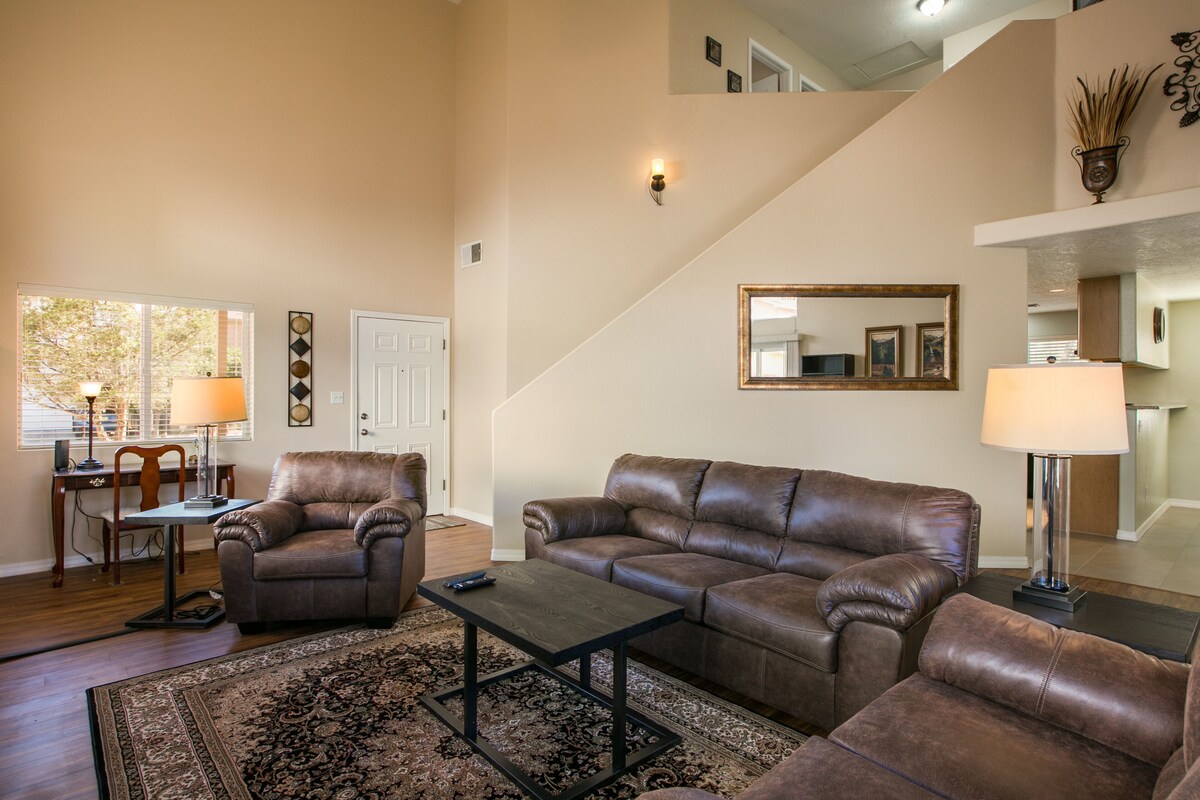 Spacious NE home w/Spa-5 min from Breweries, Balloon Fiesta Park, Hiking/Biking