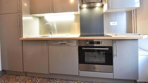 A modern kitchen with stainless steel appliances, a built-in oven, and a microwave. - Martin pecheur - Ferme des Herils (Port-en-Bessin-Huppain)