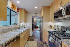 Fridge, microwave, oven, stovetop - Private creekside oasis on 6 acres with furnished patio & bonus sleeping den (Sebastopol)