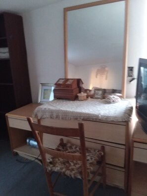 1 slaapkamer, een strijkplank/strijkijzer, wifi, beddengoed