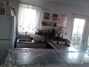 Een koelkast, een oven, een kookplaat, een koffiezetapparaat/waterkoker