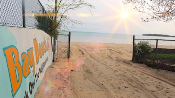 Ranta lähistöllä, aurinkotuoleja