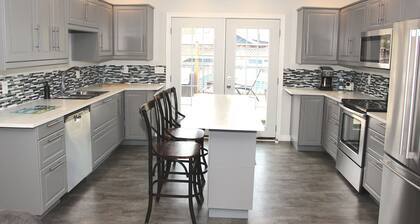 Condo Living. Vistas al agua, arena a la vuelta de la esquina, pasos de parques y restaurantes.