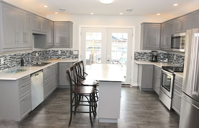 The Upper Deck Retreat- Holiday Cozy in Crystal Beach!