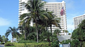 Ein Hochhaus-Hotel mit einem Schild, das 'Northwest Tower 3' und '380 Seaview Ct.' anzeigt.