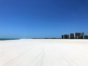 Ubicación a pie de playa, tumbonas y toallas de playa