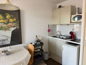 Coffee/tea maker, fridge, microwave, stovetop