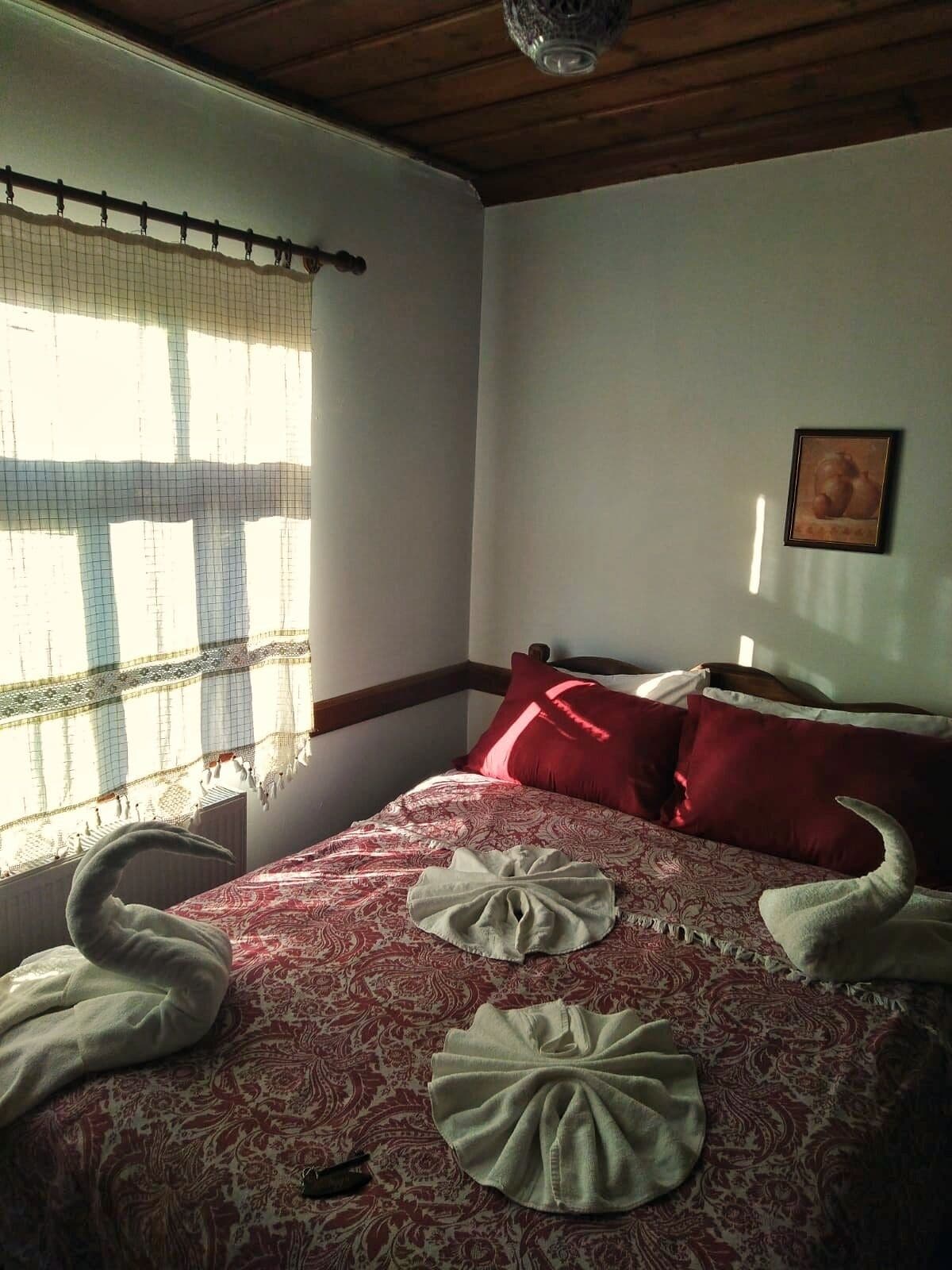 standard triple room | 1 bedroom, egyptian cotton sheets, premium bedding, desk
