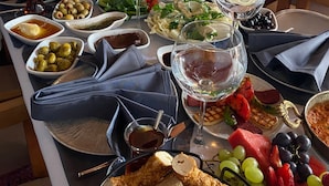 A table set with various dishes, including olives, bread, and a salad with carrots. - Ahşena Bağ Badeli Konak Safranbolu (Safranbolu)