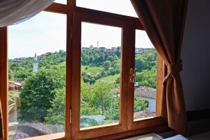 Egyptian cotton sheets, premium bedding, desk, free WiFi