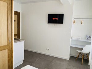 Habitación City | Zona de estar | Smart TV de 25 pulgadas con canales por cable, una televisión