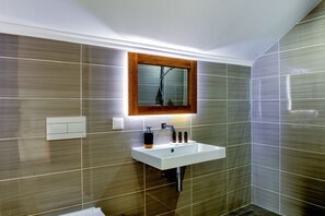 City Apartment | Bathroom | Shower, rainfall showerhead, free toiletries, towels - Bon Business Hotel (Kralendijk)